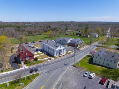 Mendon Belediye Binası 'nın tarihi şehir merkezi Mendon, Massachusetts MA, ABD' deki 20 ana caddedeki hava görüntüsü.. 