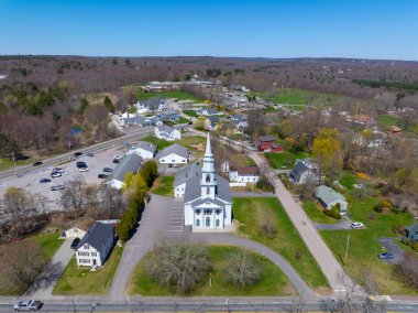 Mendon ve Uxbridge Kilisesinin Üniteryen Cemaati tarihi şehir merkezi Mendon, Massachusetts MA 'da 13 Maple Caddesi' ndeki hava manzaralı.. 