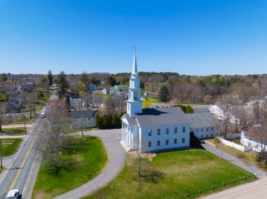Mendon ve Uxbridge Kilisesinin Üniteryen Cemaati tarihi şehir merkezi Mendon, Massachusetts MA 'da 13 Maple Caddesi' ndeki hava manzaralı.. 