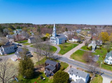 Mendon ve Uxbridge Kilisesinin Üniteryen Cemaati tarihi şehir merkezi Mendon, Massachusetts MA 'da 13 Maple Caddesi' ndeki hava manzaralı.. 