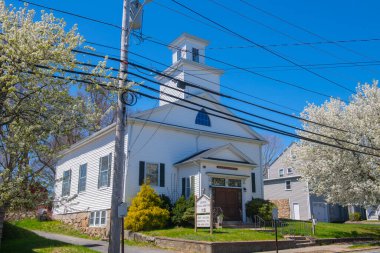 Mendon, Massachusetts MA, ABD 'nin tarihi şehir merkezinde 7. Ana Cadde' deki Faith Baptist Kilisesi. 