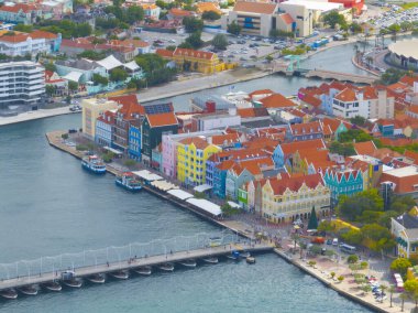 Willemstad tarihi şehir merkezi hava manzarası Handelskade Caddesi ve Koningin Emmabrug yüzer köprüsü, Willemstad, Curacao. Tarihi Willemstad UNESCO 'nun Dünya Mirası Bölgesi. 