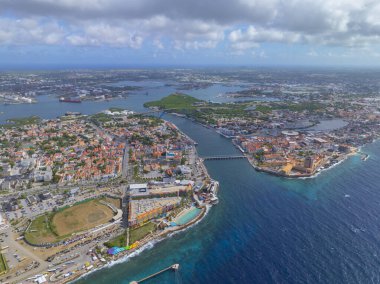 Willemstad tarihi şehir merkezi hava manzarası soldaki Otrobanda ve sağdaki Punda Willemstad, Curacao 'da. Tarihi Willemstad UNESCO 'nun Dünya Mirası Bölgesi. 