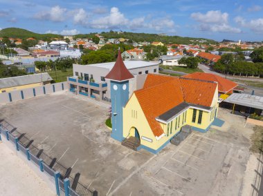 Curacao 'nun Willemstad kentindeki Otrobanda merkezindeki Laufferstraat' ın Cornerstone Kilisesi hava manzarası. Tarihi Willemstad UNESCO 'nun Dünya Mirası Bölgesi. 