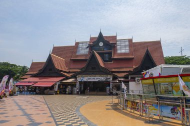 Melaka, Malezya şehir merkezinde Malezya usulü karşılama merkezi olan Evcilleştirilmiş Sari Kulesi (Menara Evcilleştirme Sari). Malacca Boğazı 'nın tarihi şehirleri bir Dünya Mirası alanıdır.. 