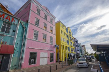 Punda, Willemstad, Curacao 'daki Handelskade Caddesi' nde Hollanda tarzı ticari evleri olan tarihi liman evleri. Tarihi Willemstad UNESCO 'nun Dünya Mirası Bölgesi. 