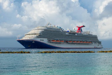 Otrobanda 'daki Curacao Cruise Terminali yakınlarındaki Karnaval Horizon yolcu gemisi, Willemstad, Curacao. 