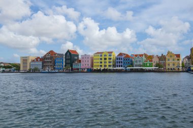 Punda, Willemstad, Curacao 'daki Handelskade Caddesi' nde Hollanda tarzı ticari evleri olan tarihi liman evleri. Tarihi Willemstad UNESCO 'nun Dünya Mirası Bölgesi. 