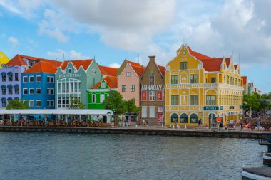 Punda, Willemstad, Curacao 'daki Handelskade Caddesi' nde Hollanda tarzı ticari evleri olan tarihi liman evleri. Tarihi Willemstad UNESCO 'nun Dünya Mirası Bölgesi. 