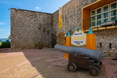 Otrobanda, Willemstad, Curacao 'daki Sint Anna Körfezi ağzında modern mağazaları olan Rif Kalesi. Tarihi Willemstad UNESCO 'nun Dünya Mirası Bölgesi. 