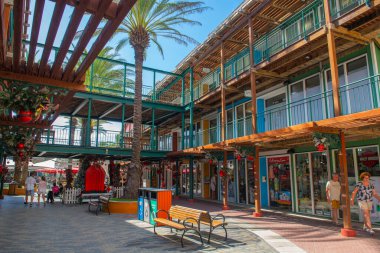 Curacao 'nun Willemstad şehrindeki Sint Anna Bay, Otrobanda ağzındaki Rif Fort alışveriş merkezindeki tarihi mağazalar. Tarihi Willemstad UNESCO 'nun Dünya Mirası Bölgesi. 