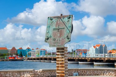 Punda 'daki Handelskade Caddesi' ndeki güneş saati, Willemstad, Curacao. Tarihi Willemstad UNESCO 'nun Dünya Mirası Bölgesi. 