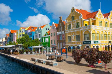 Punda, Willemstad, Curacao 'daki Handelskade Caddesi' nde Hollanda tarzı ticari evleri olan tarihi liman evleri. Tarihi Willemstad UNESCO 'nun Dünya Mirası Bölgesi. 
