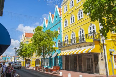 Punda, Willemstad, Curacao 'da Breedestraat Caddesi' nde tarihi Hollanda tarzı evler. Tarihi Willemstad UNESCO 'nun Dünya Mirası Bölgesi. 