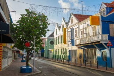 Otrobanda, Willemstad, Curacao 'daki Breedestraat Caddesi' nde Hollanda tarzı tarihi ticari binalar. Tarihi Willemstad UNESCO 'nun Dünya Mirası Bölgesi. 