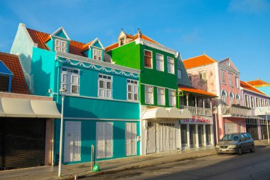 Otrobanda, Willemstad, Curacao 'daki Breedestraat Caddesi' nde Hollanda tarzı tarihi ticari binalar. Tarihi Willemstad UNESCO 'nun Dünya Mirası Bölgesi. 