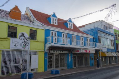 Otrobanda, Willemstad, Curacao 'daki Breedestraat Caddesi' nde Hollanda tarzı tarihi ticari binalar. Tarihi Willemstad UNESCO 'nun Dünya Mirası Bölgesi. 