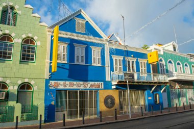 Otrobanda, Willemstad, Curacao 'daki Breedestraat Caddesi' nde Hollanda tarzı tarihi ticari binalar. Tarihi Willemstad UNESCO 'nun Dünya Mirası Bölgesi. 