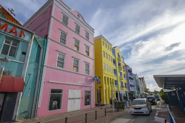 Punda, Willemstad, Curacao 'daki Handelskade Caddesi' nde Hollanda tarzı ticari evleri olan tarihi liman evleri. Tarihi Willemstad UNESCO 'nun Dünya Mirası Bölgesi. 