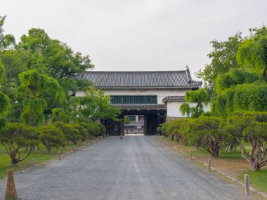 Nijo Kalesi 'nden Kita Ote-mon. Nijo Kalesi, Japonya 'nın Kyoto şehrinde bir düzlük kale. Nijo Kalesi, UNESCO 'nun Dünya Mirası Alanı Antik Kyoto Tarihi Anıtlarına ait.. 