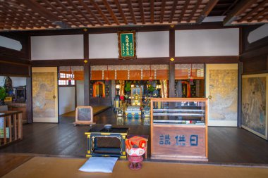 Kiyomizu-dera (Saf Su Manastırı) Tapınağı 'nın içindeki Zuigudo Salonu. Bu tapınak Japonya 'nın doğu Kyoto kentindeki UNESCO Dünya Mirası Budist Tapınağı' dır.. 