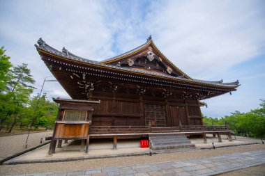 Ninna Ji Tapınağı 'nın Kannon-do Salonu. Bu tapınak Japonya 'nın tarihi Kyoto şehrinde bir Shingon Budist tapınağıdır. Ninna Ji, Antik Kyoto UNESCO Dünya Mirası Sitesi 'ne üye.. 