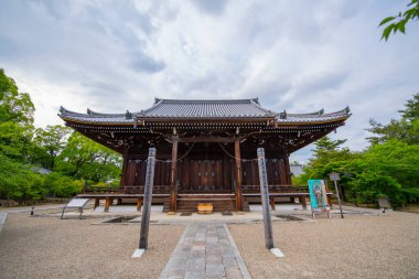 Ninna Ji Tapınağı 'nın Kannon-do Salonu. Bu tapınak Japonya 'nın tarihi Kyoto şehrinde bir Shingon Budist tapınağıdır. Ninna Ji, Antik Kyoto UNESCO Dünya Mirası Sitesi 'ne üye.. 