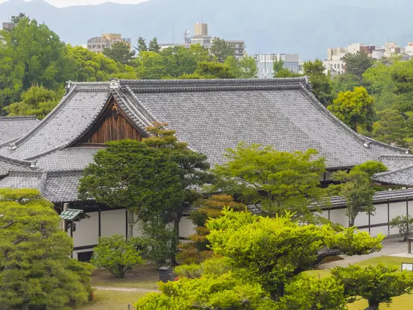 Honmaru, Nijo Kalesi 'ni ele geçirdi. Nijo Kalesi, Japonya 'nın Kyoto şehrinde bir düzlük kale. Nijo Kalesi, UNESCO 'nun Dünya Mirası Alanı Antik Kyoto Tarihi Anıtlarına ait.. 