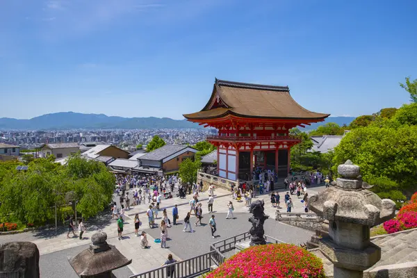 Kiyomizu-dera 'daki Nio mon Kapısı (Saf Su Manastırı) Tapınağı. Bu tapınak Japonya 'nın doğu Kyoto kentindeki UNESCO Dünya Mirası Budist Tapınağı' dır.. 