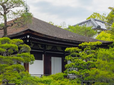 Ninna Ji Tapınağının Reimeiden Salonu. Bu tapınak Japonya 'nın tarihi Kyoto şehrinde bir Shingon Budist tapınağıdır. Bu tapınak Antik Kyoto UNESCO Dünya Mirası Alanına ait.. 