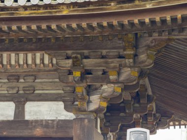 Ninna Ji Tapınağının Niomon Kapısı. Bu tapınak Japonya 'nın tarihi Kyoto şehrinde bir Shingon Budist tapınağıdır. Ninna Ji, Antik Kyoto UNESCO Dünya Mirası Sitesi 'ne üye.. 