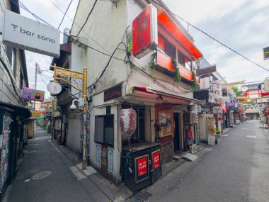 Shinjuku Golden Gai G2 caddesindeki tarihi restoran ve bar Shinjuku City, Tokyo, Japonya 'da Maneki dori Caddesi' nde.. 