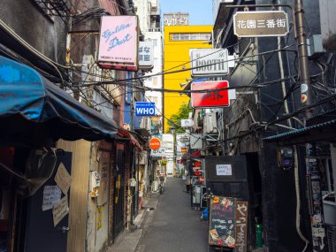 Shinjuku 'daki tarihi restoran ve bar Shinjuku Golden Gai Akarui Hanazono Sanban Caddesi, Shinjuku Şehri, Tokyo, Japonya. 