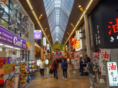Japonya 'nın Osaka şehrinin Namba Bölgesi' ndeki Dotonbori Caddesi 'ndeki Sennichimae Caddesi' ndeki Japon stil dükkanları ve restoranları.. 