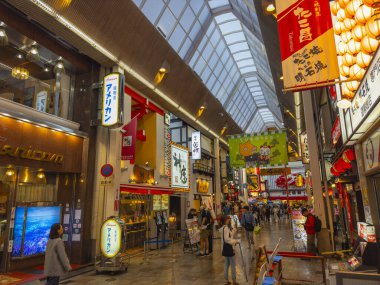 Japonya 'nın Osaka şehrinin Namba Bölgesi' ndeki Dotonbori Caddesi 'ndeki Sennichimae Caddesi' ndeki Japon stil dükkanları ve restoranları.. 