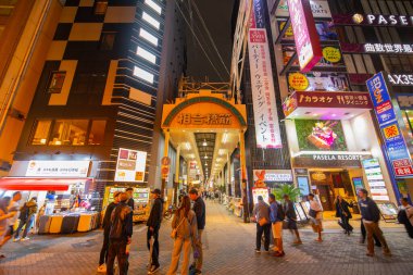 Aioubashisuji Alışveriş Sokağı geceleyin Namba Bölgesi, Chuo Bölgesi, Dotonbori Caddesi, Japonya 'nın Osaka şehrinde.. 