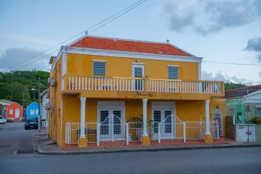 Willemstad, Curacao 'daki Otrobanda' nın Roodeweg Caddesi 'ndeki tarihi Hollanda tarzı konut evleri. Tarihi Willemstad UNESCO 'nun Dünya Mirası Bölgesi. 