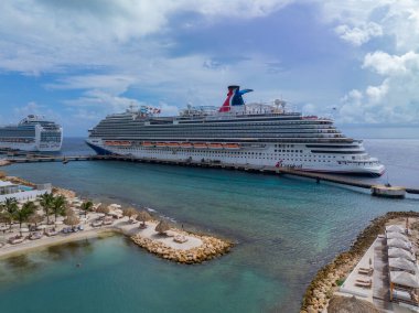 Otrobanda 'daki Curacao Cruise Terminali' ne yanaşan Karnaval Gezileri 'nin Horizon hava görüntüsü.. 