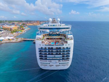 Prenses Cruises 'un Zümrüt Prenses hava manzarası Otrobanda' daki Curacao Cruise Terminaline kenetlendi.. 