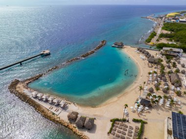 Otrobanda, Willemstad, Curacao 'daki Corendon Oteli yakınlarındaki Mangrove Sahili hava manzarası.. 