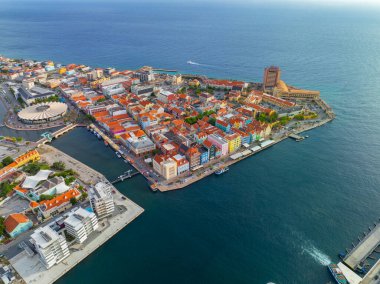 Willemstad tarihi şehir merkezi hava manzarası Punda, Willemstad, Curacao 'daki Handelskade Caddesi de dahil. Tarihi Willemstad UNESCO 'nun Dünya Mirası Bölgesi. 