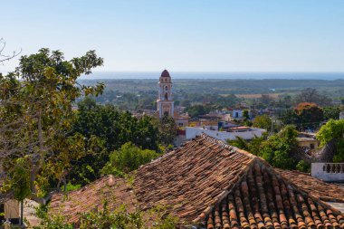 Iglesia y Convento de San Francisco Kilisesi tarihi Trinidad, Küba şehir merkezinde. Tarihi Trinidad Merkezi bir Dünya Mirası Alanıdır.. 