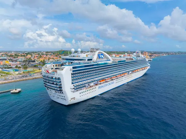 Prenses Cruises 'un Zümrüt Prenses hava manzarası Otrobanda' daki Curacao Cruise Terminaline kenetlendi.. 