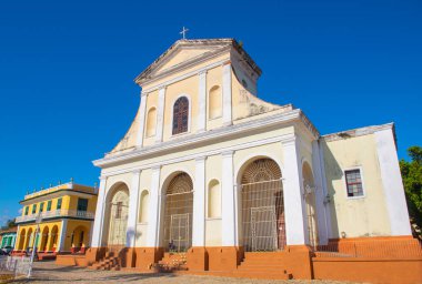 Kutsal Trinity Kilisesi (Iglesia de la Santisima Trinidad) tarihi Trinidad, Küba şehir merkezindeki Plaza Belediye Başkanı. Tarihi Trinidad Merkezi bir Dünya Mirası Alanıdır.. 