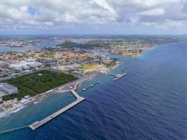 Willemstad sahili hava manzarası Otrobanda 'daki Rif Mangrove Parkı, Willemstad, Curacao. 