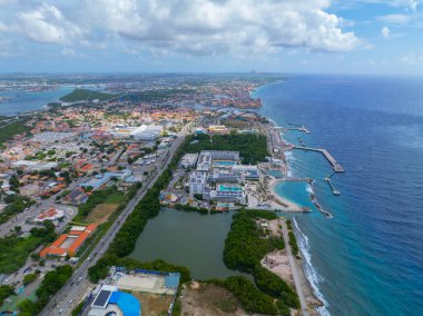 Willemstad sahili hava manzarası Otrobanda 'daki Rif Mangrove Parkı, Willemstad, Curacao. 