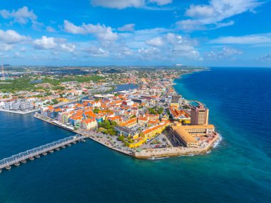 Willemstad tarihi şehir merkezi hava manzarası Punda, Willemstad, Curacao 'daki Handelskade Caddesi de dahil. Tarihi Willemstad UNESCO 'nun Dünya Mirası Bölgesi. 