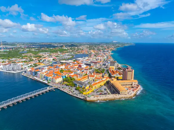 Willemstad tarihi şehir merkezi hava manzarası Punda, Willemstad, Curacao 'daki Handelskade Caddesi de dahil. Tarihi Willemstad UNESCO 'nun Dünya Mirası Bölgesi. 