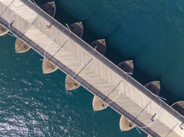 Koningin Emmabrug yüzer köprü görüntüsü Punda 'yı solda, Otrobanda' yı da sağda, Willemstad, Curacao 'da birbirine bağlıyor. Tarihi Willemstad UNESCO 'nun Dünya Mirası Bölgesi. 