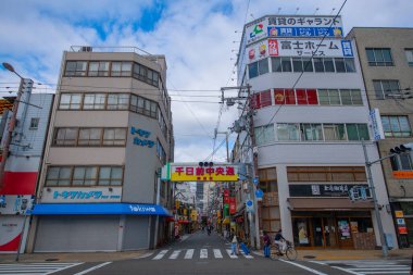 Sennichimae Merkez Alışveriş Caddesi 'ndeki modern ticari binalar Namba Bölgesi, Chuo Bölgesi, Japonya' nın Osaka şehrinde Sakai suji Bulvarı 'nda.. 
